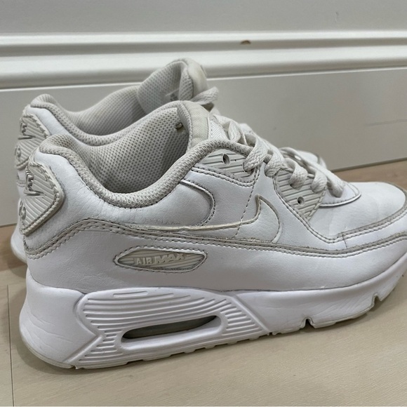 Nike Air Max 90 Youth Size 2.5Y White Athletic Running Sneakers CD6867-100 - Picture 2 of 12